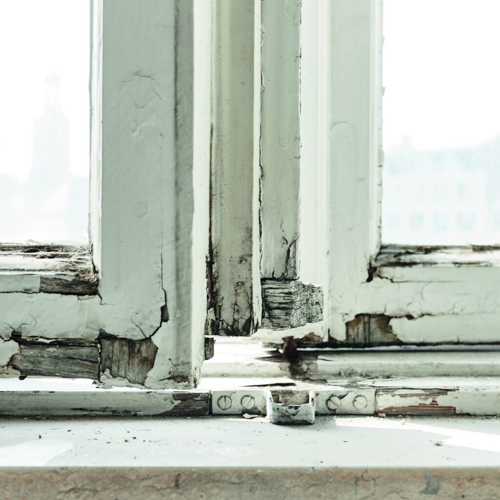 Typische Holzschäden der Wetterschenkel an Fensterrahmen für die Reparatur mit Repair Care Holzreparaturspachtel