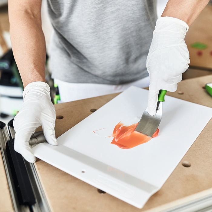 DRY FLEX® 1 wird auf einem Mischbrett mit einem Spachtel durchgemischt.