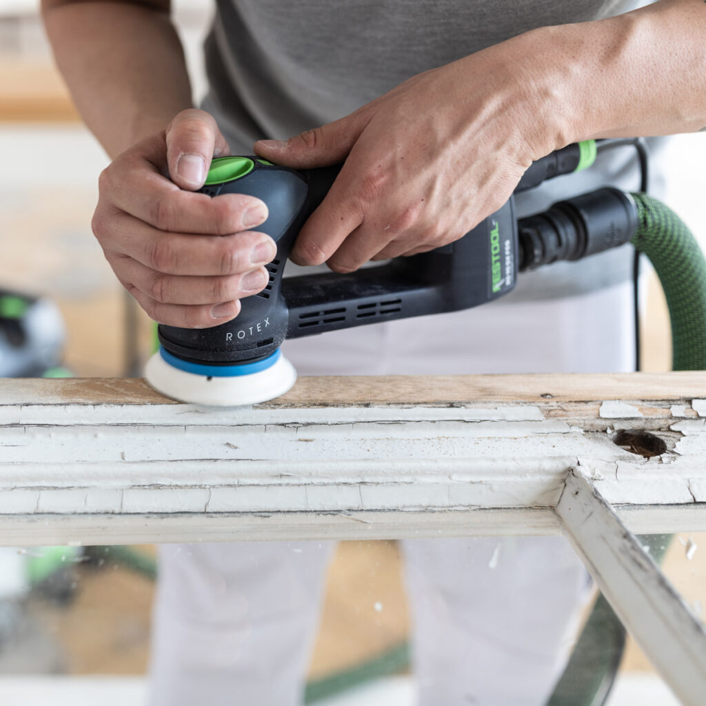 Vor der Fensterreparatur mit Repair Care Holzspachtel Materialien werden im ersten Schritt Farbschichten entfernt.