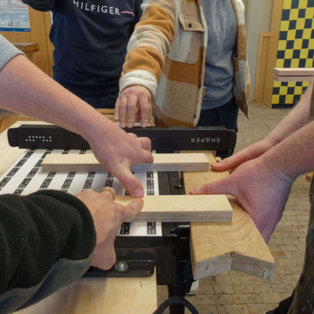 Holzfläche wird präzise ausgemessen als Vorbereitung für die Bearbeitung mit einem Shaper-Werkzeug