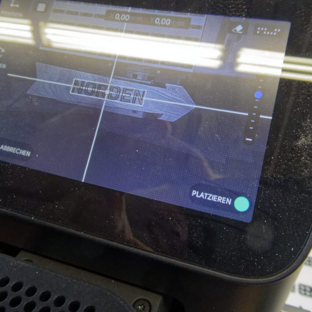 Ein Shaper-Werkzeug scannt eine Holzfläche zur digitalen Erfassung der Konturen vor der Bearbeitung.