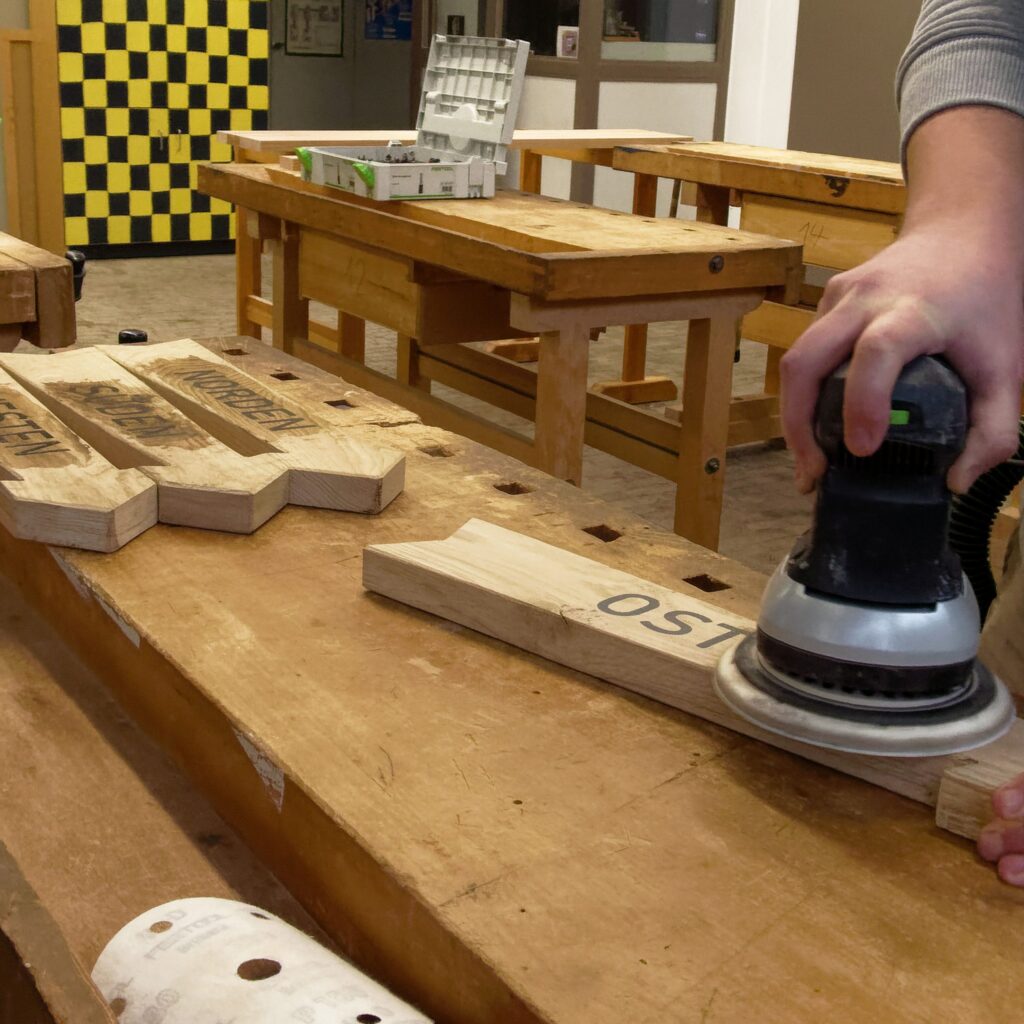 Die ausgehärtete DRY FLEX® 4 Reparaturspachtelmasse wird angeschliffen, um die Oberfläche für die weitere Beschichtung vorzubereiten