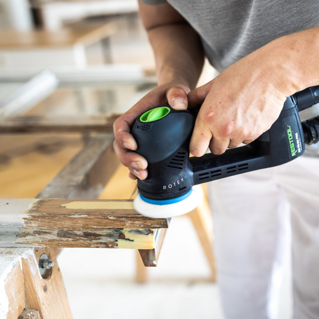 Die mit DRY FLEX® Holzspachtelmasse gefüllte Reparaturstelle wird nach dem Aushärten geschliffen.