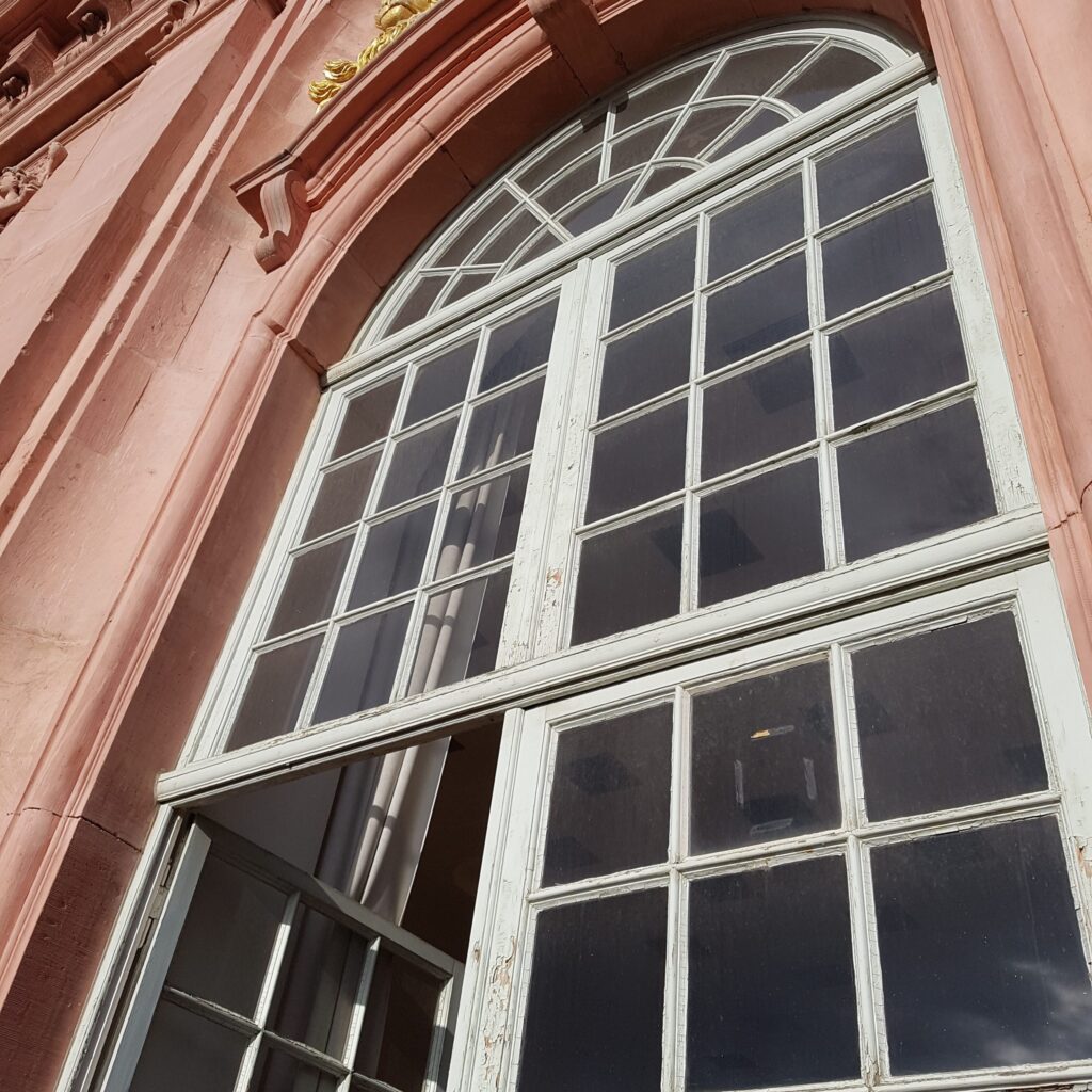 Die historischen Fenster vom Stadtschloss Darmstadt sind reif für die Reparatur mit Holzspachtelmassen von Repair Care.
