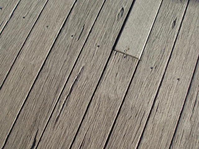 Holzterrasse mit Hilfe von Holzspachtel reparieren