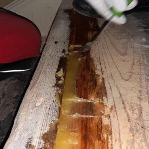 Auf die vorbehandelten und ausgefrästen Treppenstufen wird die Reparaturmasse DRY FLEX® 1 aufgetragen, um beschädigte Stellen zu füllen
