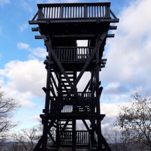 Der Holzturm Siebenburgenblick wurde mit 2 Komponenten Holzspachtel von Repair Care repariert.