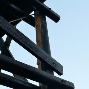Auch bei den Pfostenträgern wurden Passstücke in Kombination mit DRY FLEX® eingesetzt