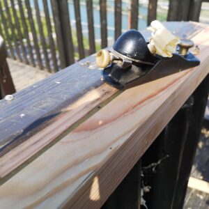 Nach der Aushärtung sind die mit den DRY FLEX® Holz Reparaturpasten von Repair Care reparierten Stellen wie Holz zu hobeln und zu bearbeiten.