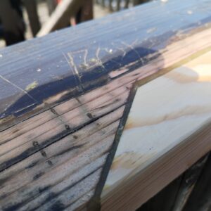 Grosse Holzschäden werden durch das Einsetzen von Passstücken in Kombination mit Holzmasse DRY FLEX® oder BIO FLEX™ repariert.