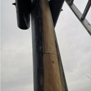 Der mit Repair Care reparierte Pfosten des Turms Siebenburgenblick wird nach der Reparatur angeschliffen und überstrichen.