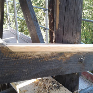 Die Reparatur der Brüstung vom Holzturm Siebenburgenblick erfolgte gemäß den Verarbeitungsrichtlinien von Repair Care durch den Einsatz von Passstücken in Kombination mit Holzreparaturspachtel DRY FLEX®.