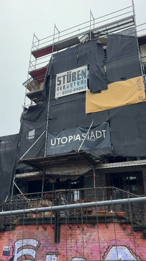 Im alten Mirker Bahnhof, Standort von Utopia Stadt gibt es einiges zu tun. Fokus für Repair Care: Holz ausbessern und Holzfenster reparieren.