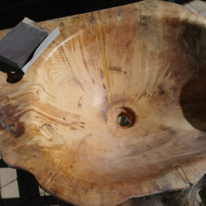 Ein Waschtisch aus Holz wurde mit der Holzversiegelung DRY SHIELD™ SK von Repair Care wasserdicht beschichtet.