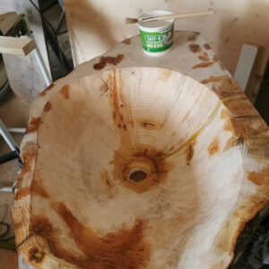 Die Risse in einem Waschtisch aus Holz wurde von einem Repair Care Anwender mit DRY FIX® UNI grundiert und dann mit DRY FLEX® 4 geschlossen.