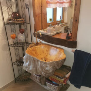 Ein Waschtisch aus Holz wurde mit Repair Care DRY SHIELD™ SK und DD Lack wasserfest versiegelt