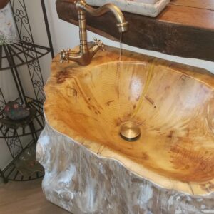 Risse in einem Waschtisch aus Holz wurden mit DRY FLEX® verschlossen und danach der gesamte Waschtisch mit DRY SHIELD™ und DD Lack wasserfest gemacht.