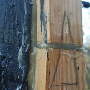 Zum Verleimen der Holzpassstücke wurde 2K Spachtel von Repair Care verwendet.
