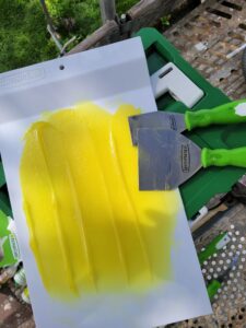 Holz Reparaturpaste im Sommer im Schatten anmischen