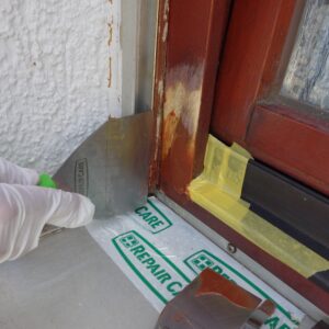 Stelle mit angemischtem Material füllen