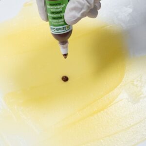 Ein Tropfen Mahagoni Abtönkonzentrat auf DRY FLEX® 4